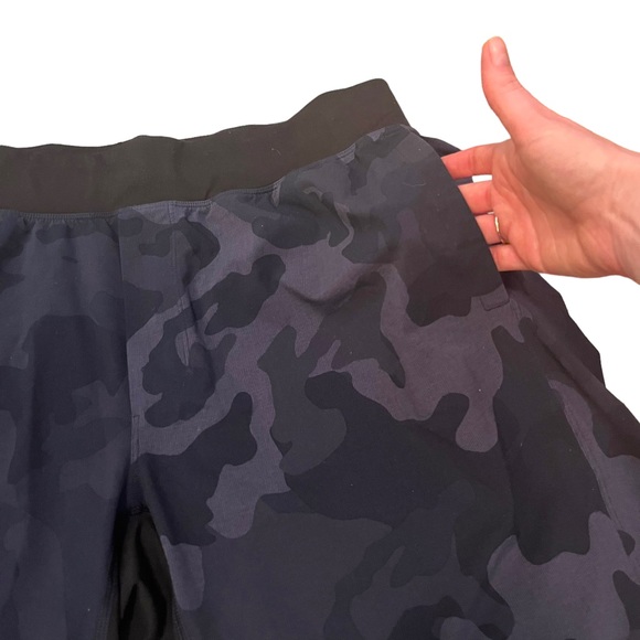 Men’s Lululemon T.H.E. 9” Dark Blue Camo Athletic Shorts - Picture 3 of 12